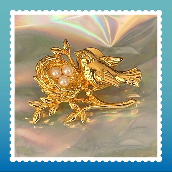 Beautiful Vintage Gold Tone Bird Pin 3 Pearl Eggs - Picture 1 of 4